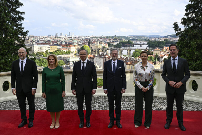 Evropští státníci přislíbili na schůzce v Praze další pomoc Ukrajině