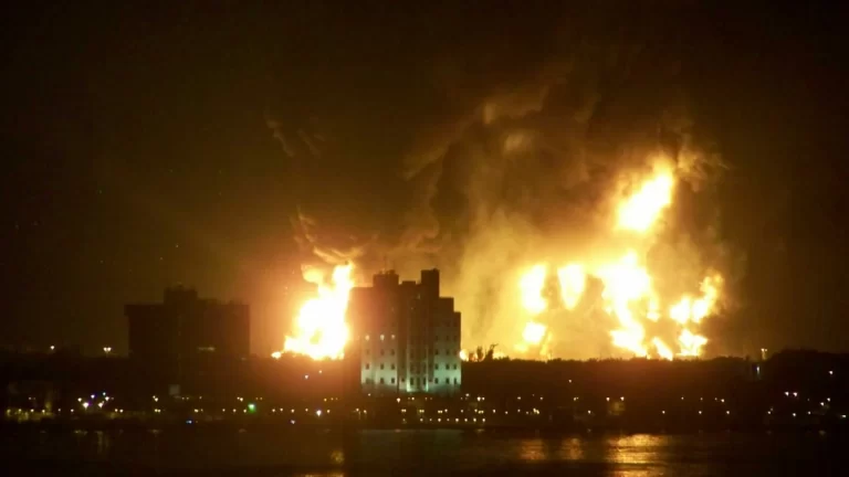 Ohromný požár skladu ropy v Luhanské oblasti. Ukrajinci ho zřejmě zasáhli raketou