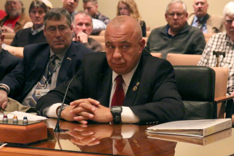 Senátor z Nebrasky odhaluje hrozbu ruské propagandy