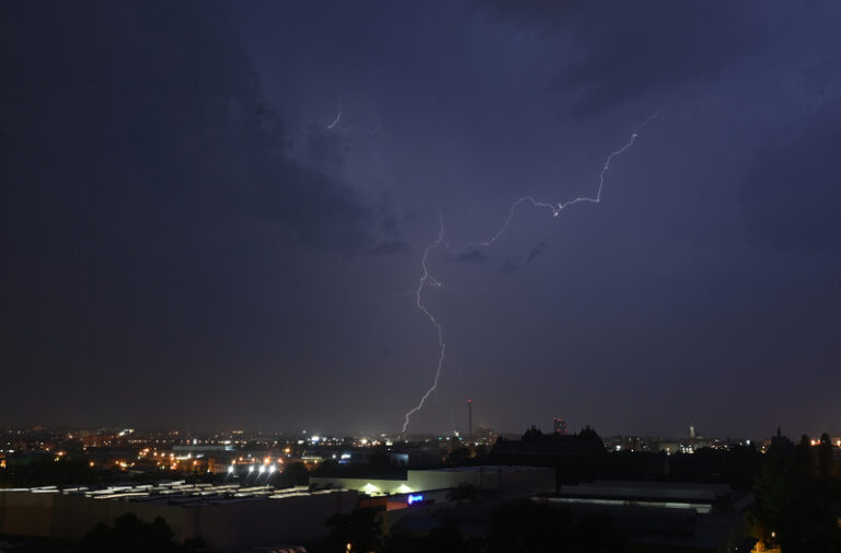 Většinu Česka zasáhnou ve čtvrtek večer a noci na pátek silné bouřky