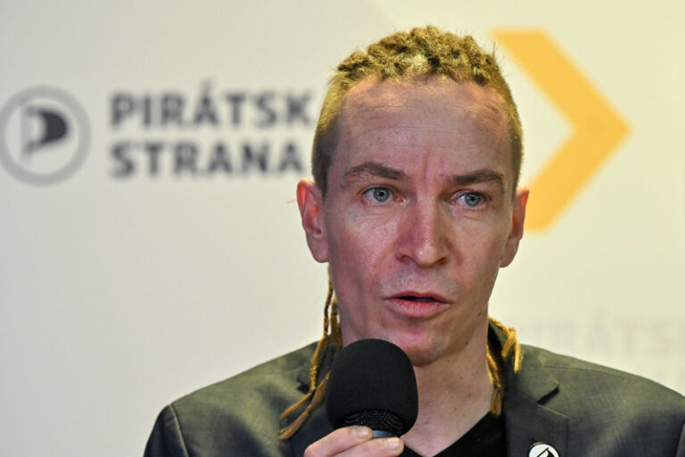 Reformy v kampani Pirátů je třeba provést do konce příštího měsíce, řekl Bartoš