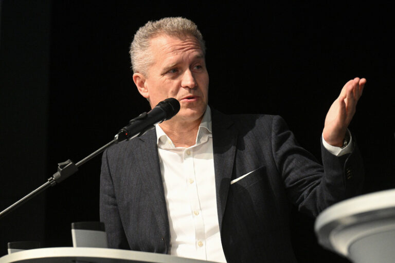 Policie prohledala byt německého poslance Bystroně v Praze