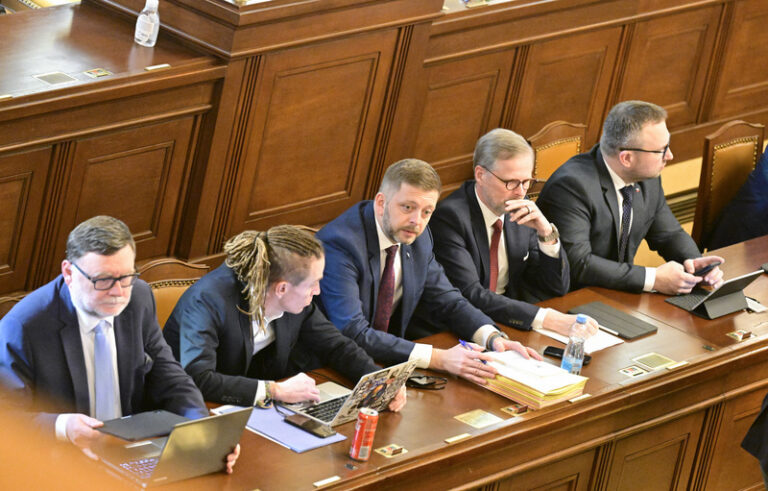 Sněmovně a vládě věří podle průzkumu 21 procent lidí, Pavlovi 55 procent