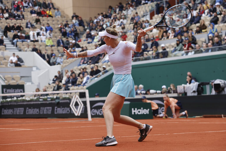 Tenistku Vondroušovou bolí ruka, herně se ale na Roland Garros cítí stále lépe