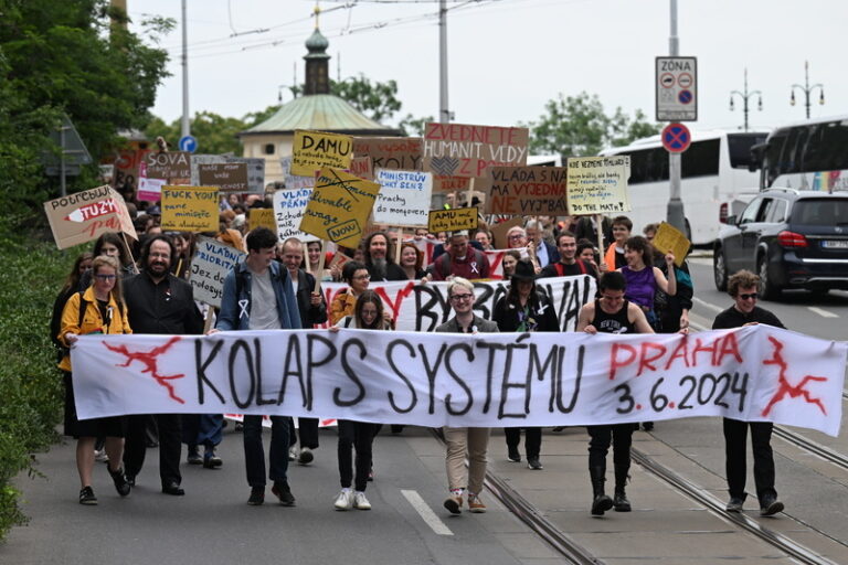 Za navýšení peněz na vysoké školství demonstrovalo v Praze několik set lidí