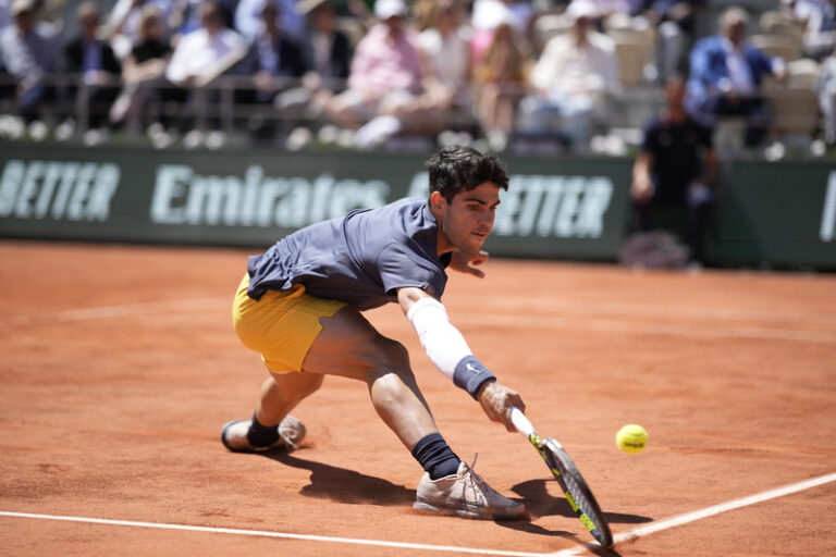Alcaraz udolal Sinnera a zahraje si na Roland Garros o titul, Siniaková je ve finále deblu