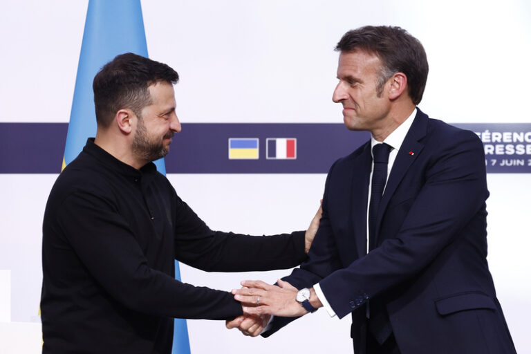 Francie pošle 200 milionů eur na obnovu Ukrajiny, řekl Macron