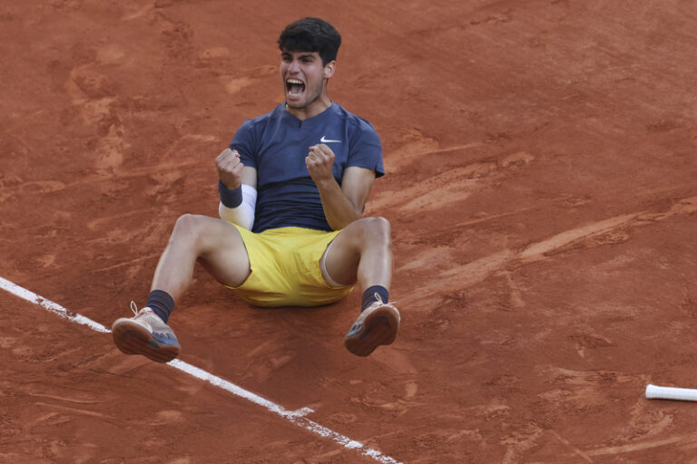 Alcaraz porazil ve finále Zvereva a poprvé ovládl Roland Garros