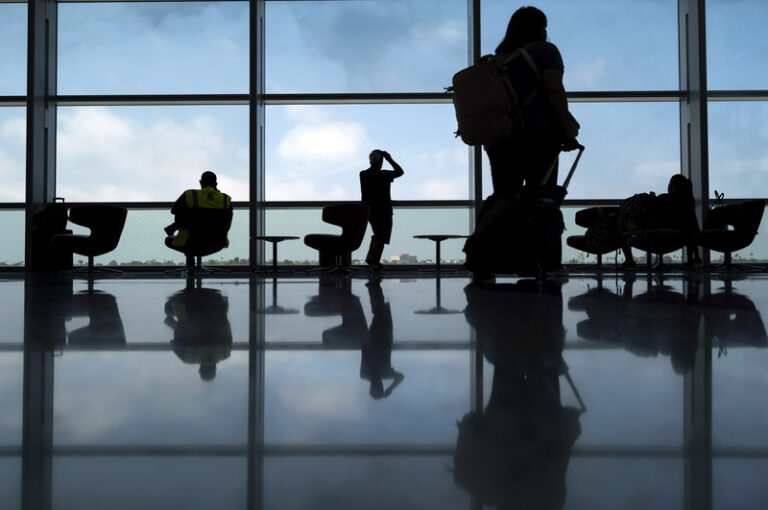 Letní letenky zdražily i zlevnily, Češi víc létají z Prahy, letenky kupují dříve