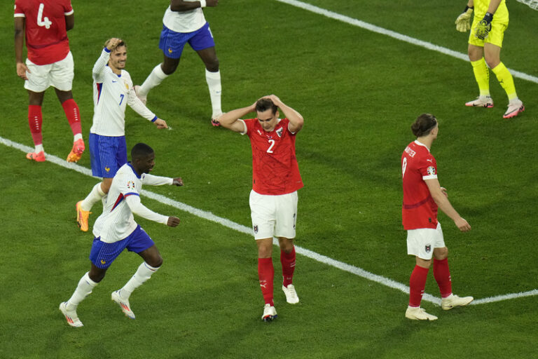 Francouzští fotbalisté porazili Rakousko 1:0 vlastním gólem Wöbera