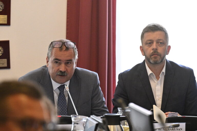 Z tragické střelby na FF UK vyplývá řada výzev a práce, míní Rakušan