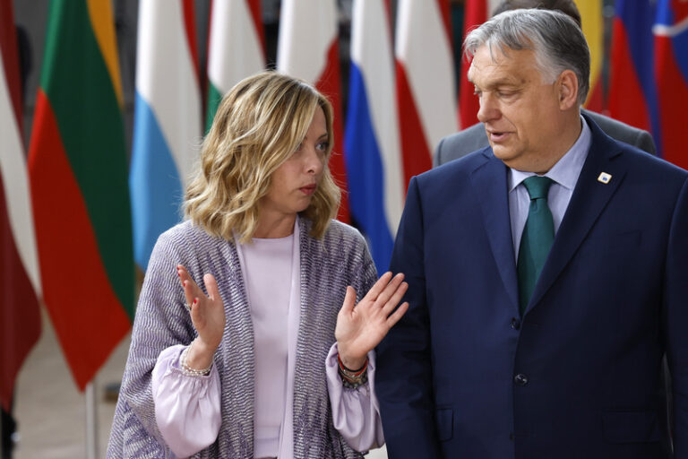 Řada lídrů EU chce rychlou dohodu o šéfech institucí, Meloniové a Orbánovi vadí