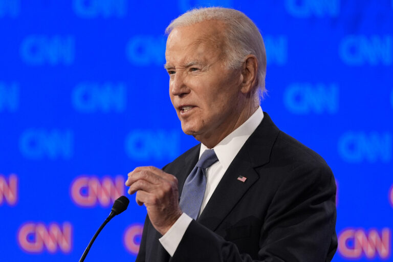 Biden by měl odstoupit z voleb, aby posloužil zemi, píše list NYT