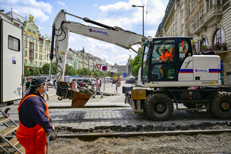 Na Václavském náměstí v Praze začala výstavba tramvajové trati