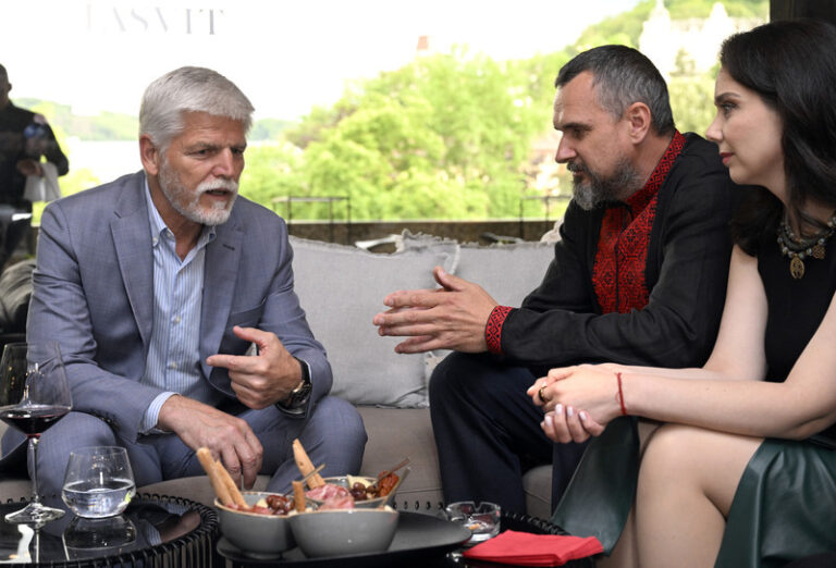 Prezident Petr Pavel na festivalu ve Varech ocenil film Oleha Sencova