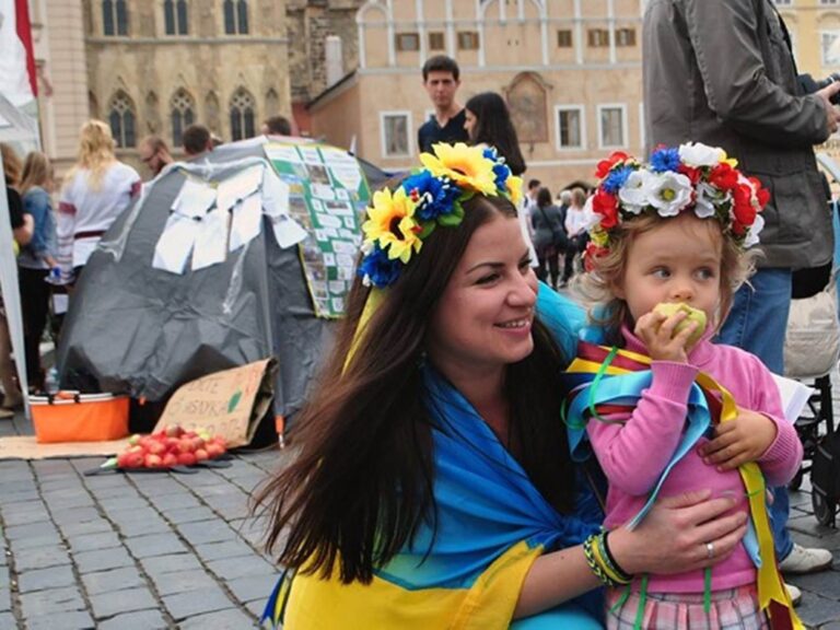 Rusové napadli na Staroměstském náměstí stánek Pražského Majdanu