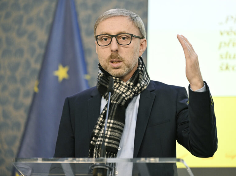 Premiér: Vláda nejmenuje Vobořilova nástupce, agendu povede protidrogový odbor