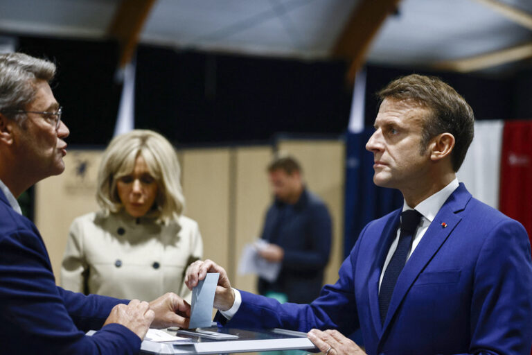 Macron chce, aby strany v parlamentu vytvořily širokou koalici