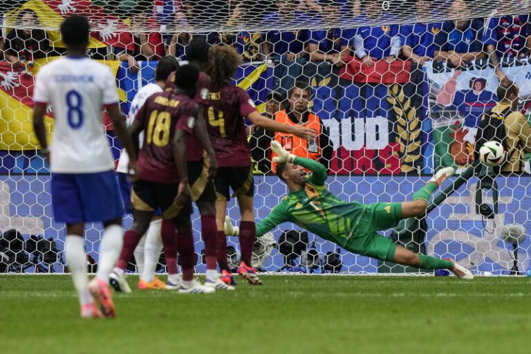 Francie stále neskórovala ze hry, přesto díky vlastnímu gólu vyřadila Belgii