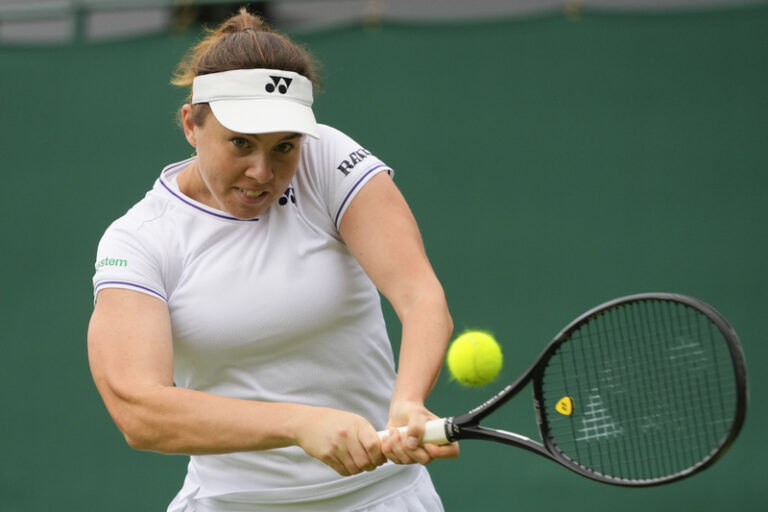 Macháč a Krejčíková jsou ve Wimbledonu ve 2. kole, Nosková v něm vypadla