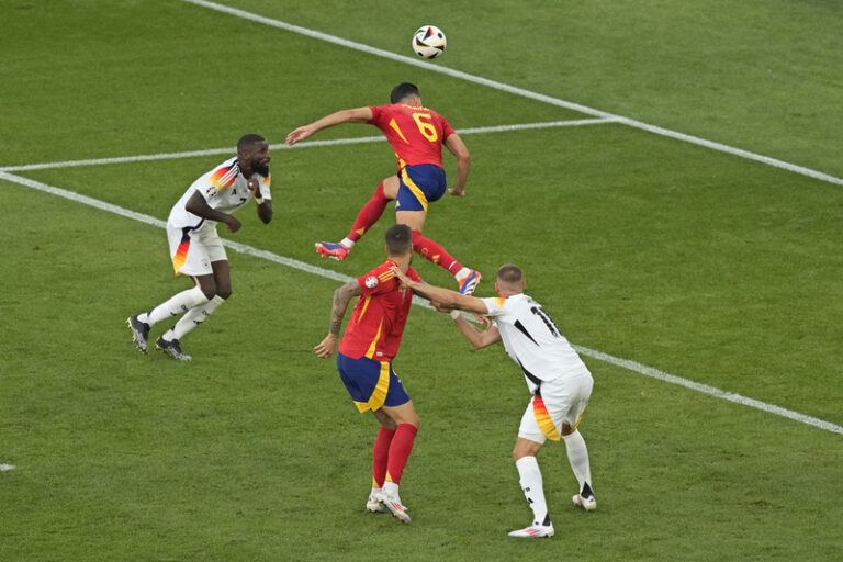 Španělé zdolali 2:1 v prodloužení domácí Němce a jsou prvními semifinalisty Eura