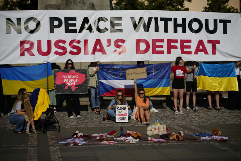 Desítky lidí v Praze demonstrovaly proti Rusku a bombardování Ukrajiny