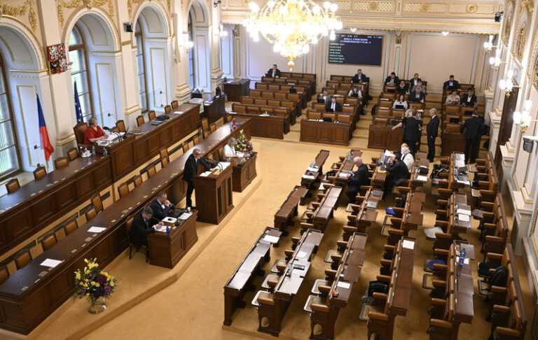 Babiš a Okamura kritizovali návrh na zvýšení poplatků za ČT a ČRo