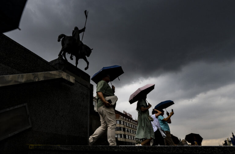 Česko má před sebou týden s vysokými teplotami, od čtvrtka se ale zatáhne