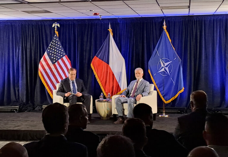 Pavel v USA řešil možné zdroje dodávek ropy a plynu s firmami