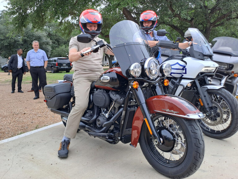 Stovky lidí přivítaly Pavla v texaském La Grange, kde žije mnoho krajanů