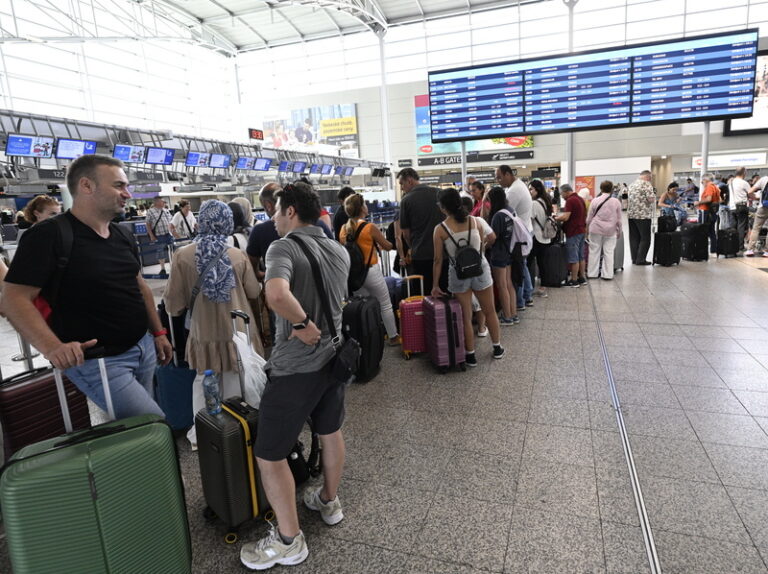 V ČR se výpadek IT služeb dotkl letiště v Praze či většiny BENU lékáren