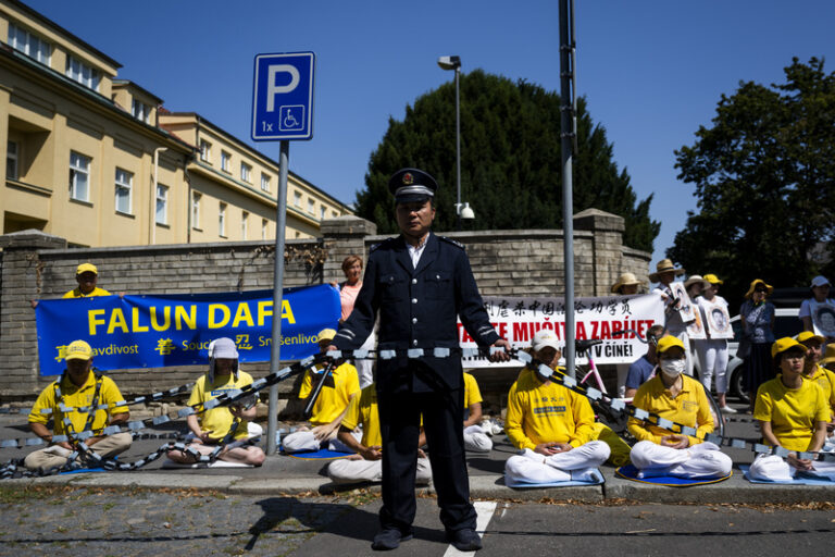 Lidé před čínskou ambasádou v Praze podpořili hnutí Fa-lun-kung