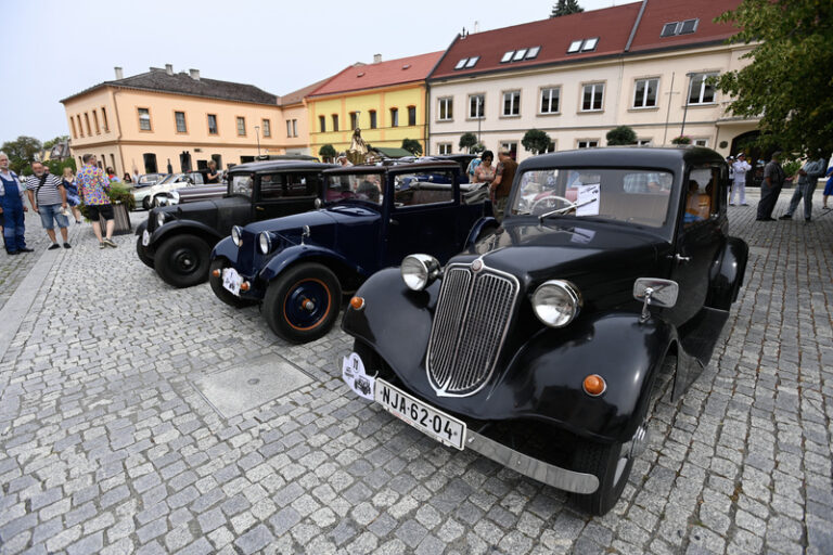 Do centra Bystřice pod Hostýnem se sjelo na 30 automobilových veteránů