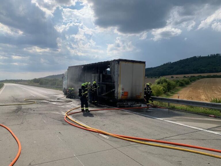 Kvůli požáru kamionu na Novojičínsku byla neprůjezdná dálnice D1 ve směru na Prahu