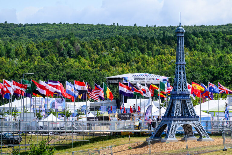 Areál olympijského festivalu je opět otevřený, u brány čekalo asi 50 lidí