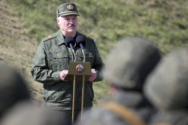 Bělorusko vyslalo k celé hranici s Ukrajinou vojenské formace, oznámil Lukašenko