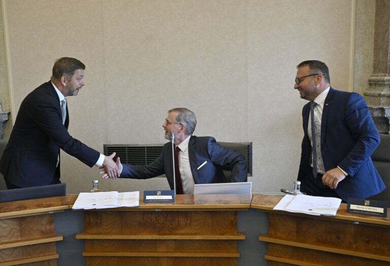 Po třech týdnech vládní dovolené se vrátí do svých úřadů ministři