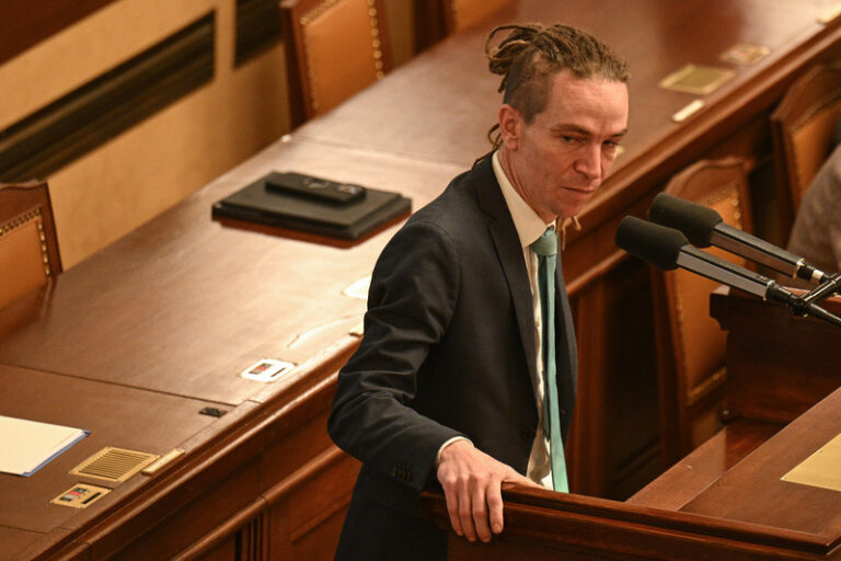 Bartoš má stavební řízení vysvětlovat poslancům, opozici to nestačí