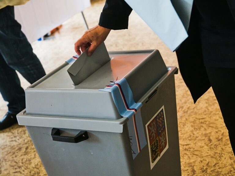 CVVM: Téměř dvě pětiny Čechů se hlásí k pravici, čtvrtina k levici