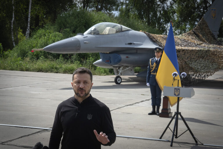 Ukrajina dostala první západní stíhačky F-16, uvedl Zelenskyj