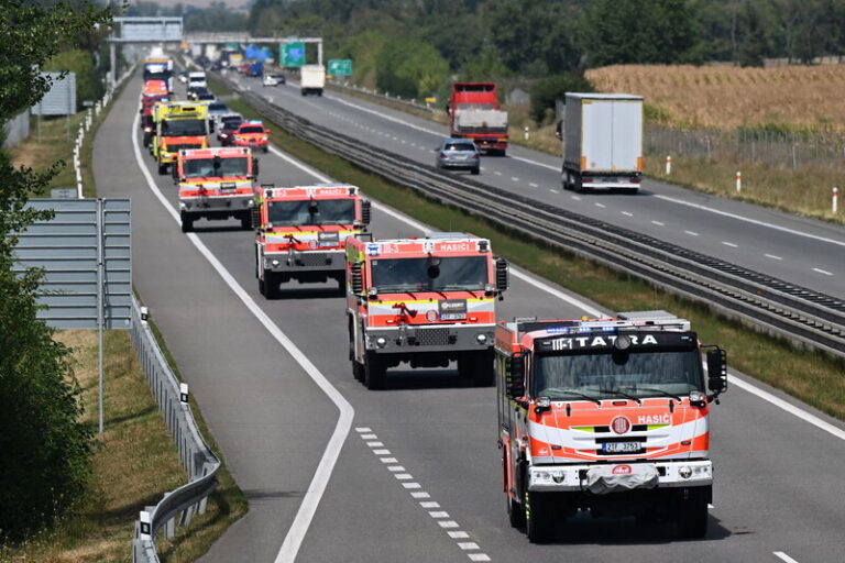 Čeští hasiči končí misi v Řecku, největší nebezpečí vzniku požáru pominulo