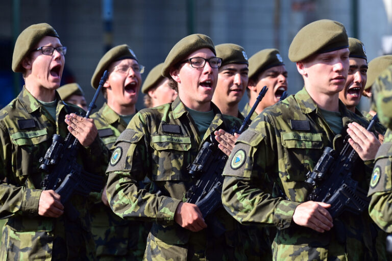 Studenti úspěšně dokončili dobrovolné vojenské cvičení v Žatci na Lounsku