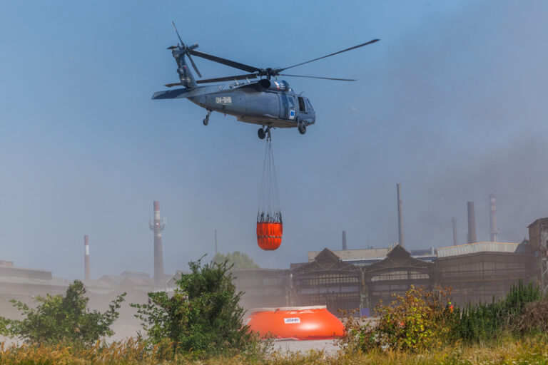 Hasiči po víc než 30 hodinách ukončili likvidaci požár průmyslové haly v Ostravě