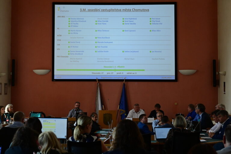 Zastupitelé Chomutova odvolali obviněného primátora Hrabáče