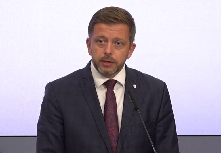 Občané EU se budou muset při pobytu přes 90 dnů registrovat, schválila vláda