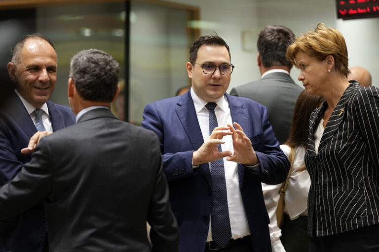 Dodávky v rámci české muniční iniciativy běží podle plánu, uvedl ministr