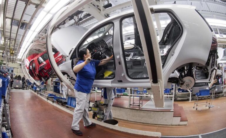 Podnikatelská aktivita v eurozóně v září nečekaně klesla, v Německu hrozí recese