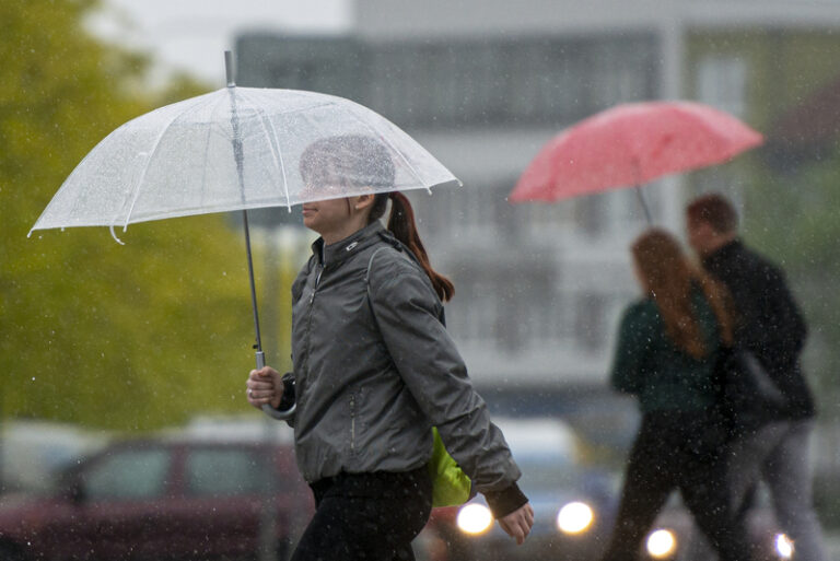 Po řadě tropických dnů čeká Česko deštivý týden a výrazné ochlazení