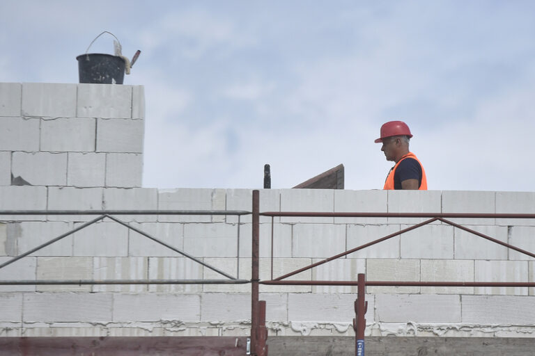 Český průmysl zůstává v útlumu, stavebnictví v červenci vzrostlo