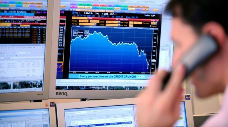 Pražská burza dál oslabila, index PX táhly dolů hlavně finanční tituly